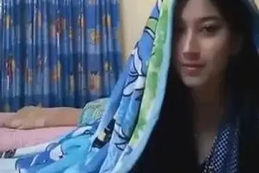Cewe Cantik Buka BH di Depan Kamera